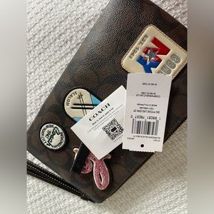 Large Corner Zip Wristlet In Signature Canvas With Ski Patches